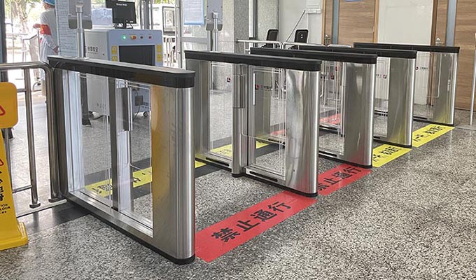 guangzhou panyu central hospital – scanner di certificati covid digitale montato nel cancello automatico
